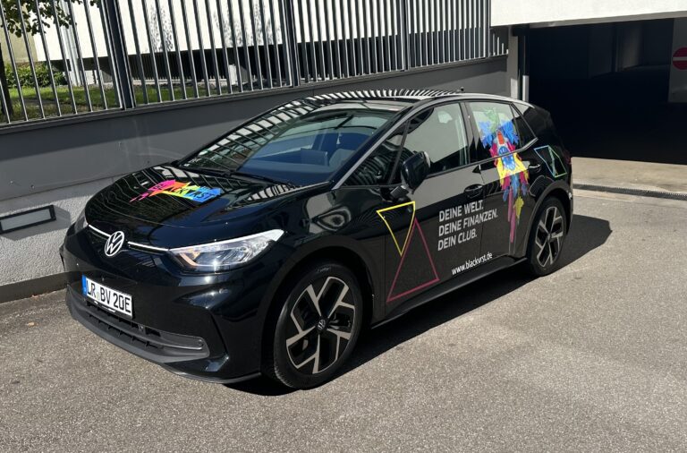 Das schwarze BlackVRst Auto vor der Tiefgarage