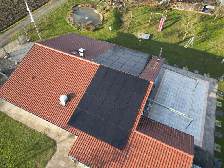Drohnenaufnahme eine Photovoltaikanlage auf einem Dach
