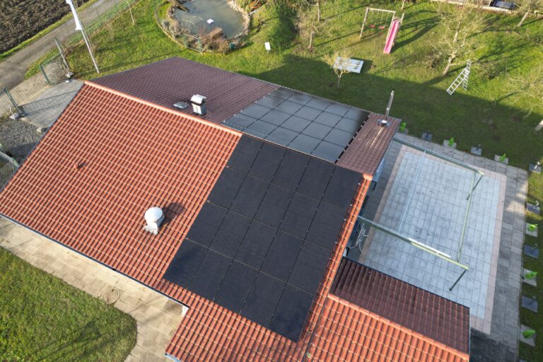 Drohnenaufnahme eine Photovoltaikanlage auf einem Dach