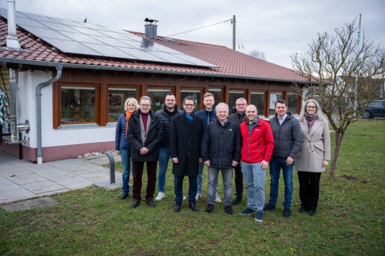 Mehrere Personen stehen vor dem Vereinsheim der Siedlergemeinschaft Kippenheim