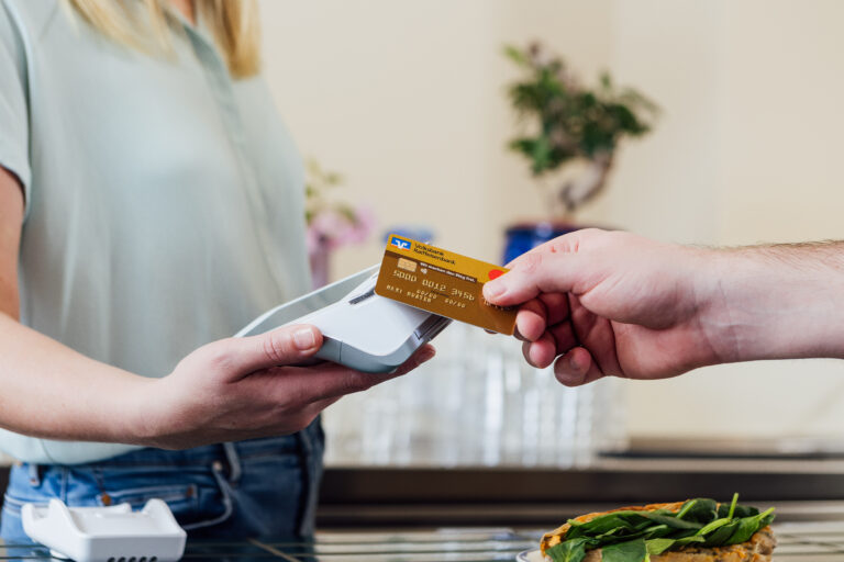 Das Bild zeigt einen Bezahlungsvorgang mit Karte und VR Payment Terminal