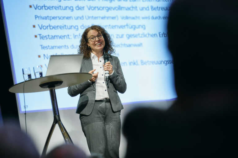 Generationenberaterin Karin Wussler bei einem Informationsabend zum Thema Vorsorge in Seelbach.